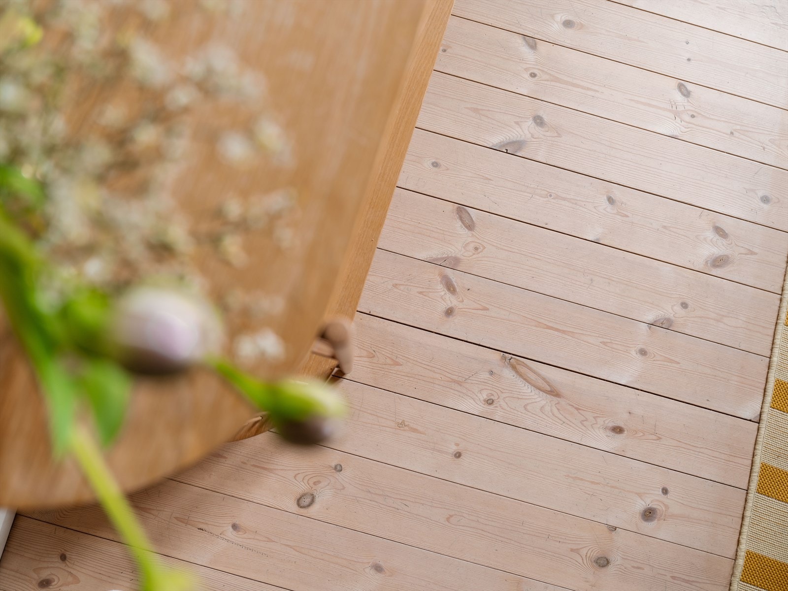 Leiligheten har gjennomgående tregulv av furu. Galleribilde