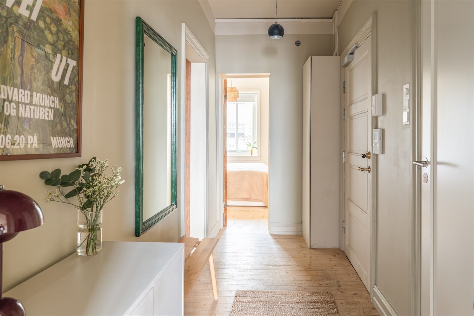 Lys og innbydende entré med god romfølelse og praktisk planløsning. Galleribilde