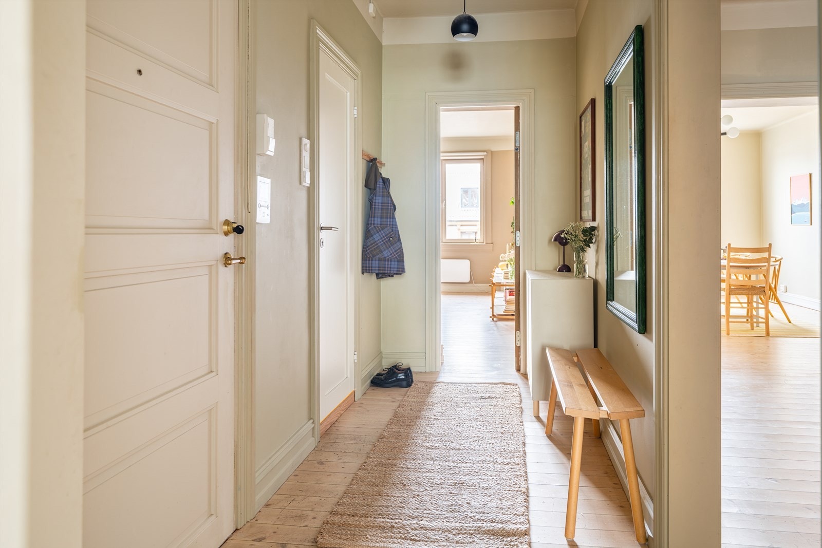 Entréen oppleves luftig og har plass til både oppbevaring og sittemøbel. Galleribilde