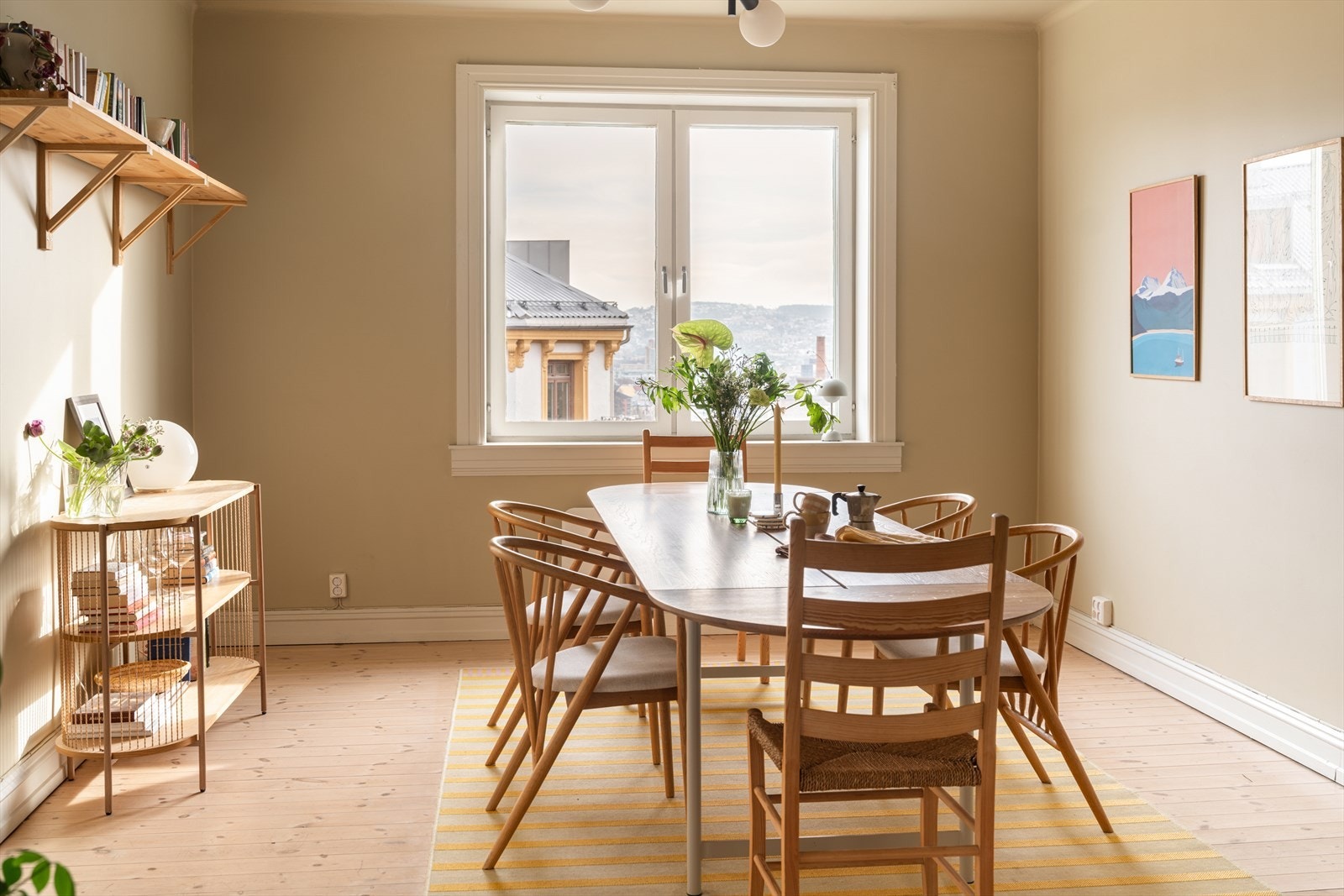 Leiligheten har to stuer som gir gode muligheter for sonedeling. Store vindusflater gir gode lysforhold og utsikt mot nærområdet. Galleribilde