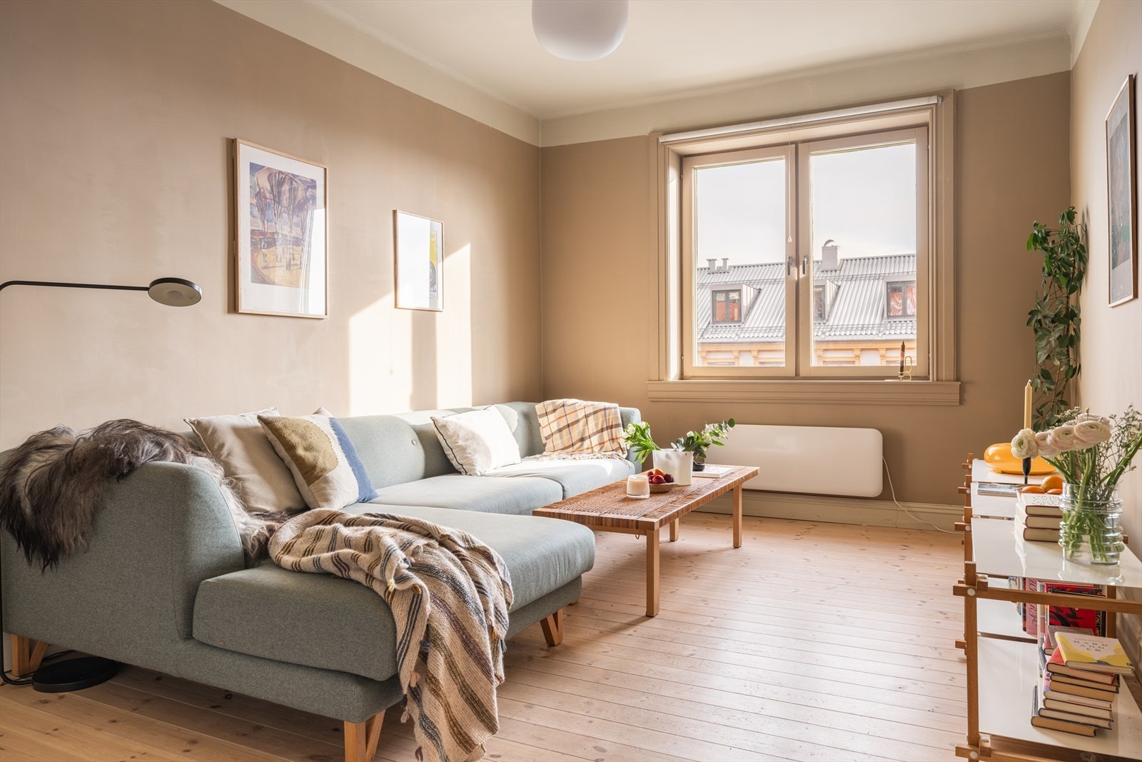 Velkommen til visning av Waldemar Thranes gate 62A - En gjennomgående og velholdt 4-roms leilighet med romslige oppholdsrom, god takhøyde og en fleksibel planløsning. Galleribilde