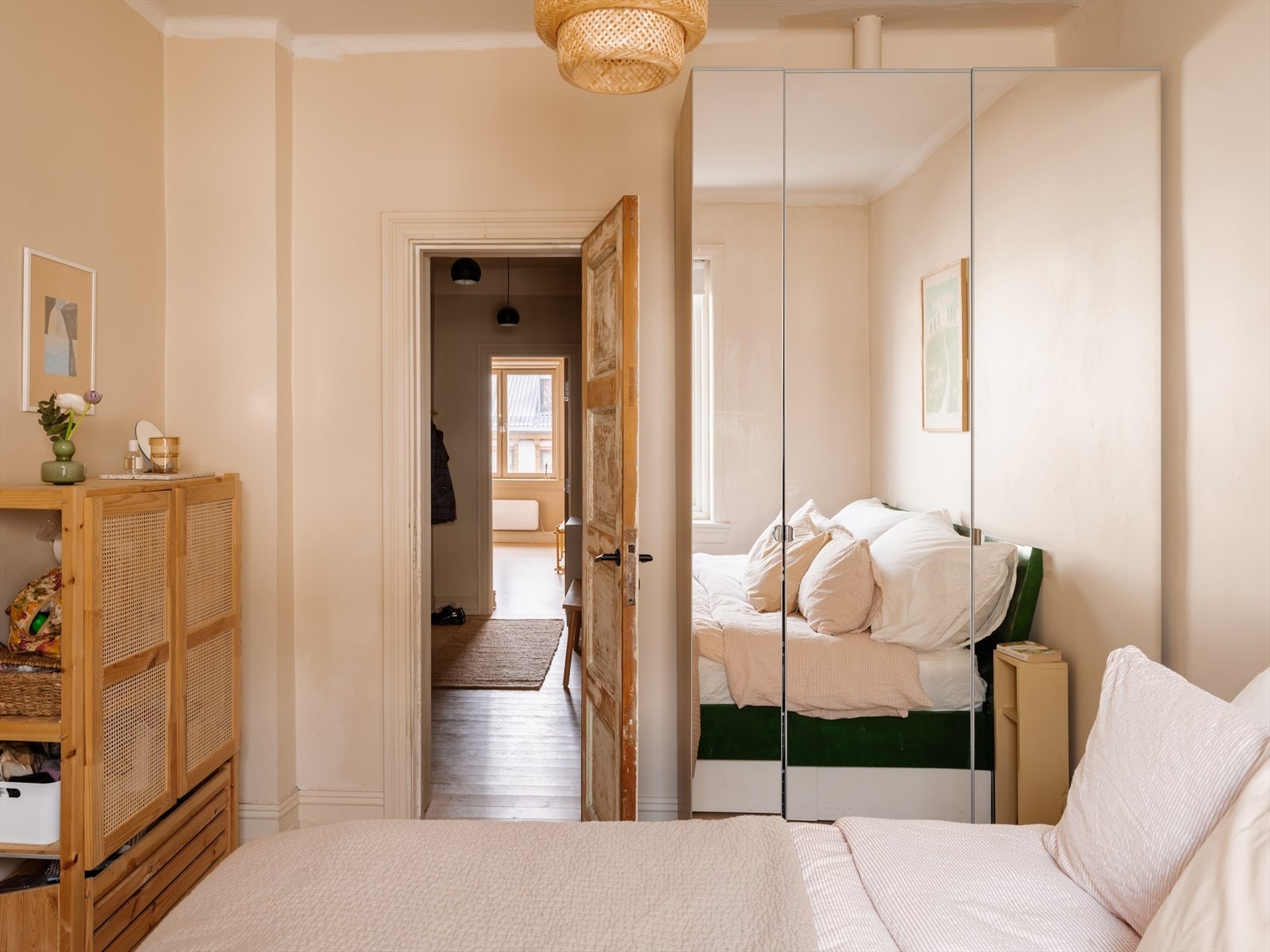 God takhøyde og godt lysinnslipp gir svært god romfølelse. Galleribilde