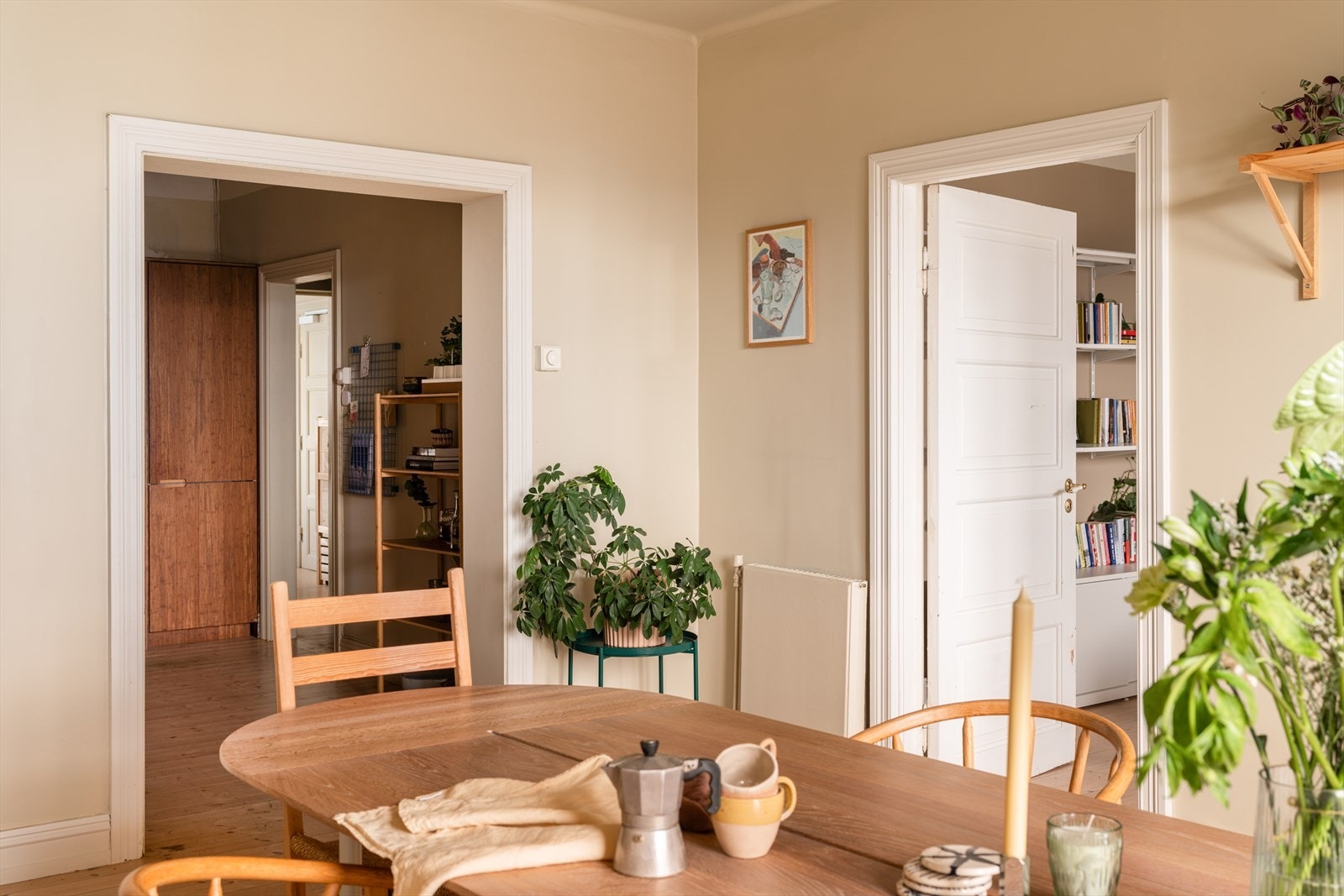 Spisestuen har god plass til større spisebord og fungerer som et naturlig samlingspunkt i boligen, med direkte forbindelse til kjøkkenet. Galleribilde