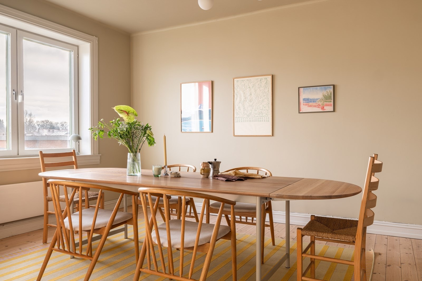 Stuen og spisestuen er utstyrt med WiFi-styrte panelovner fra Mill, montert i 2024. Galleribilde