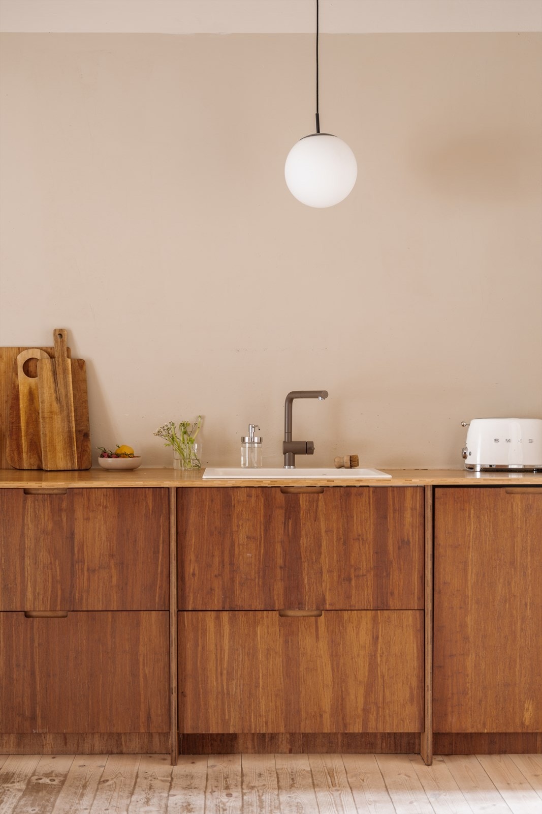 Kjøkkenet er et påkostet og unikt kjøkken fra Ask og Eng, levert i 2020, med håndlagde fronter i bambus produsert i Norge. Galleribilde