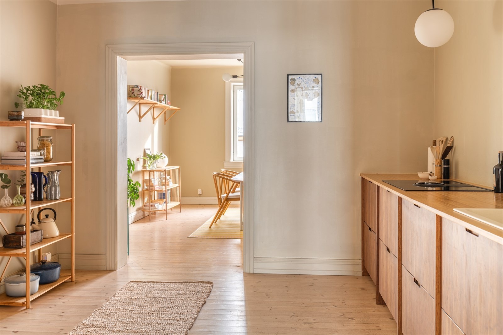 Fin flyt mellom leilighetens oppholdsrom. Galleribilde