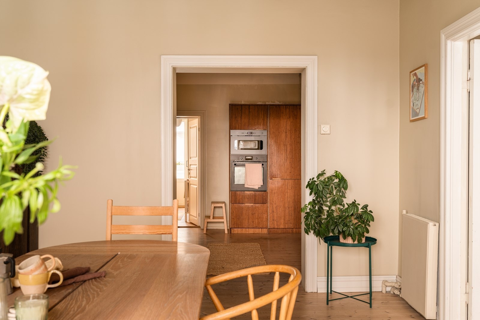 Fin flyt mellom kjøkken, spisestue og stue. Galleribilde