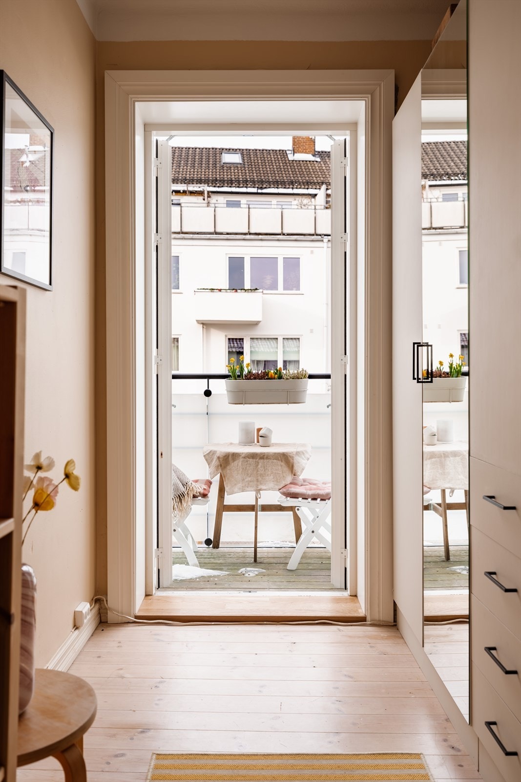 Fra rommet har du utgang til en hyggelig balkong vendt mot rolig bakgård. Galleribilde