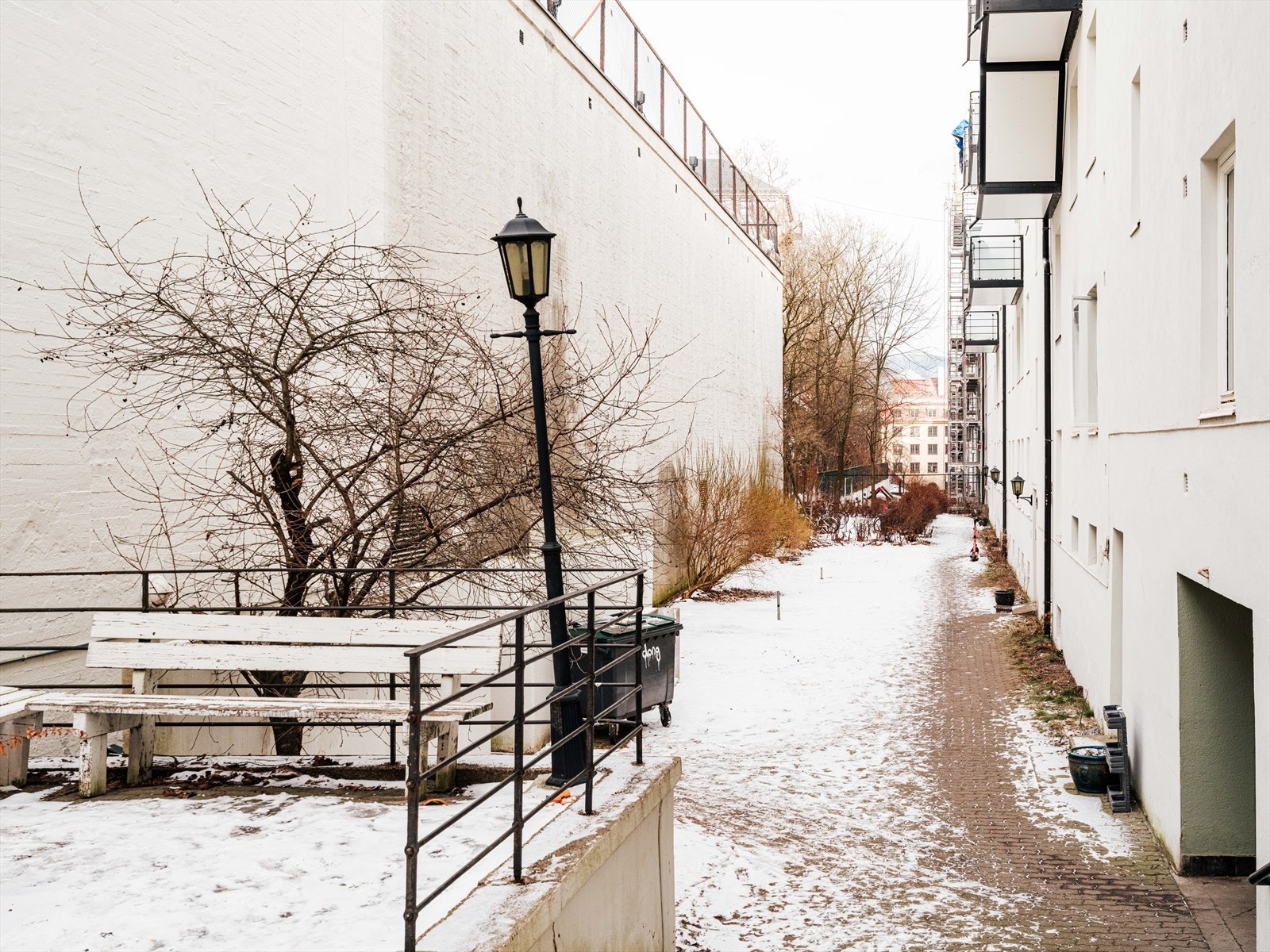 Sameiet har en hyggelig bakgård med sittegrupper, her blir det grønt og fint på våren. Galleribilde