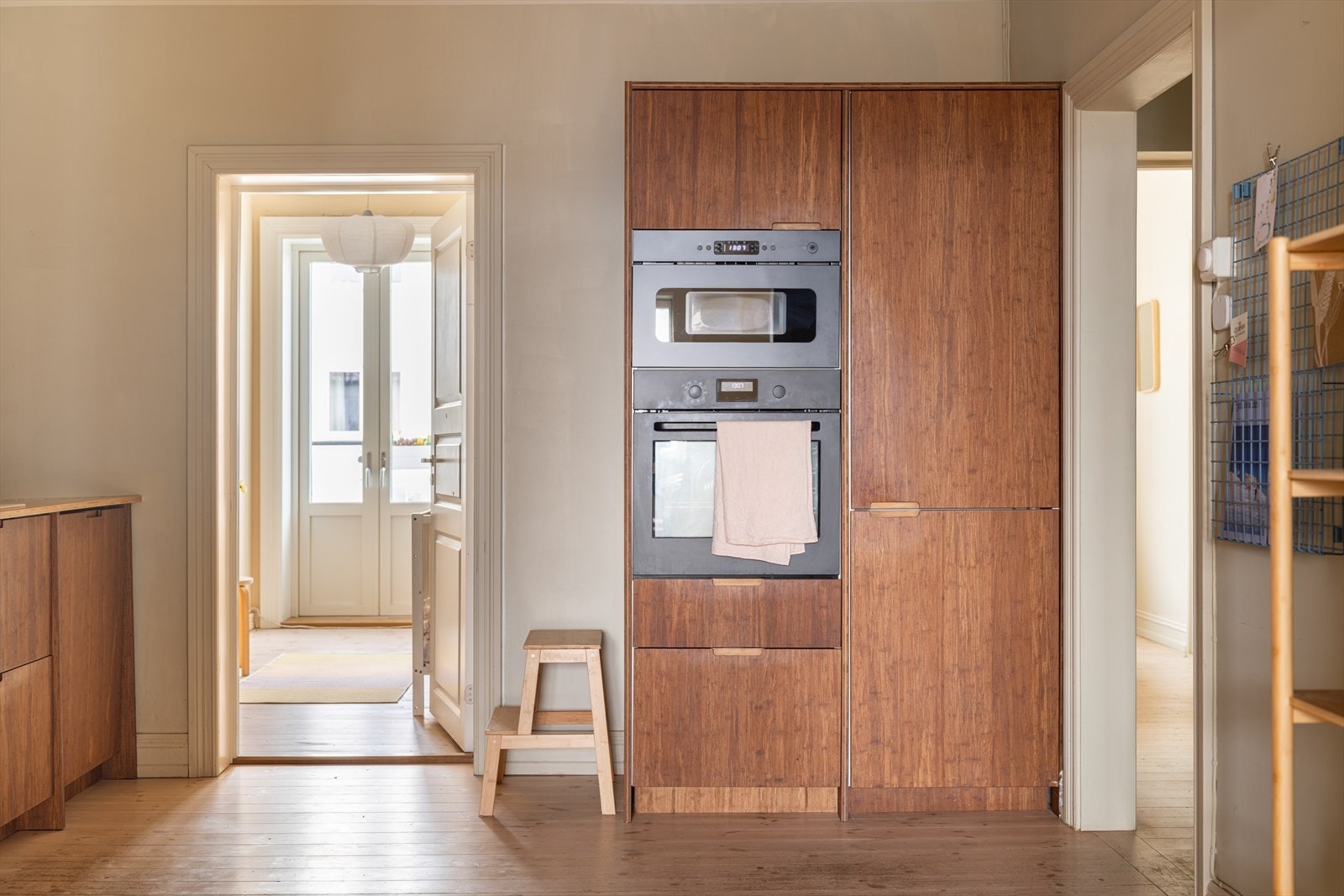 Kjøkkenet er utstyrt med integrerte hvitevarer, herunder induksjonstopp med avtrekk nedfelt midt i koketoppen, stekeovn, mikrobølgeovn, oppvaskmaskin samt kjøl/frys. Galleribilde