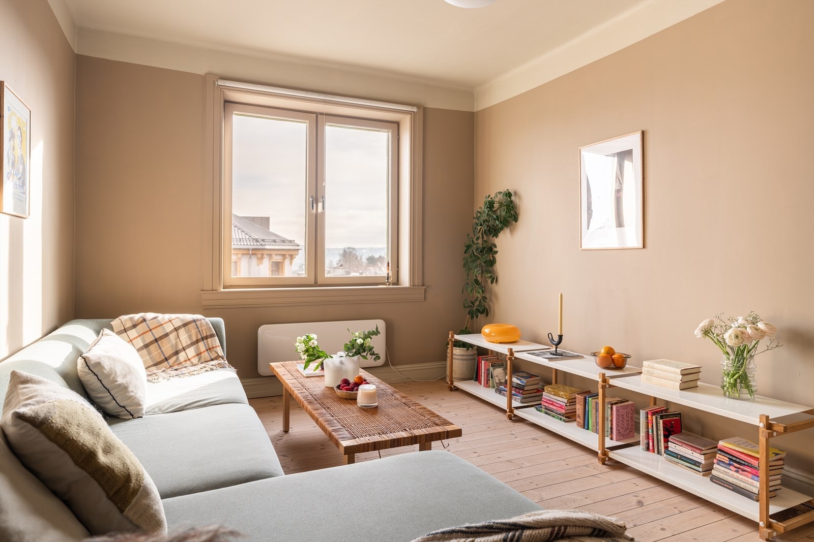 Rommene har god takhøyde og store vindusflater som gir rikelig med naturlig lys og en åpen, luftig romfølelse. Galleribilde