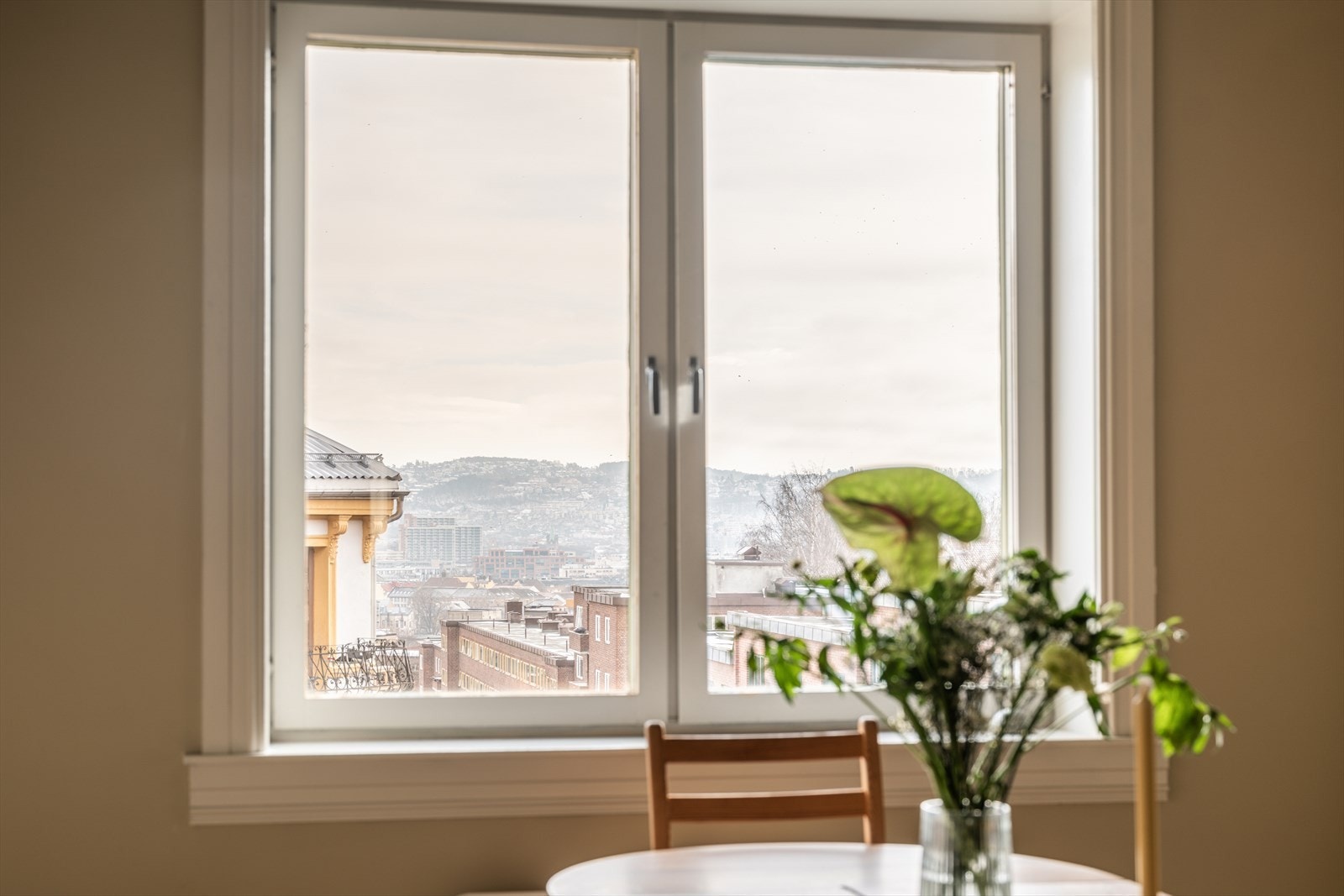 Nyt den flotte utsikten ved spisebordet. Galleribilde