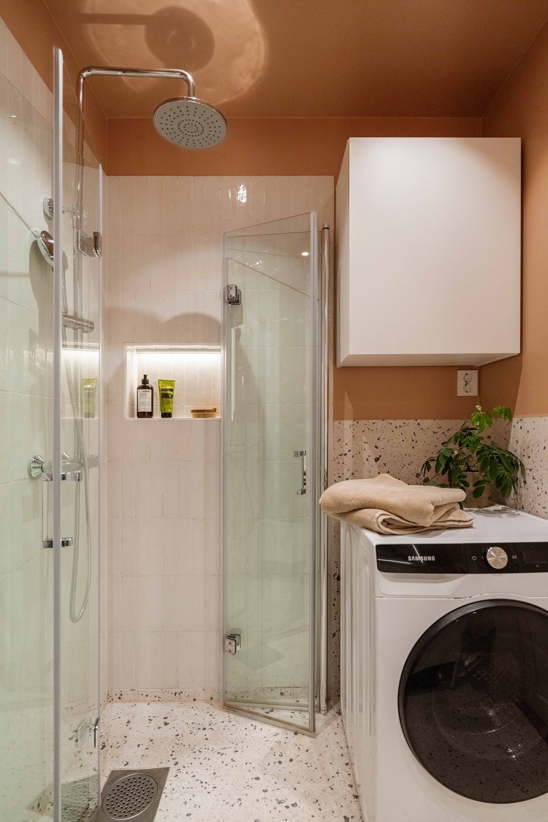 Badet har et moderne og funksjonelt uttrykk med flislagte vegger og malte flater over. Galleribilde