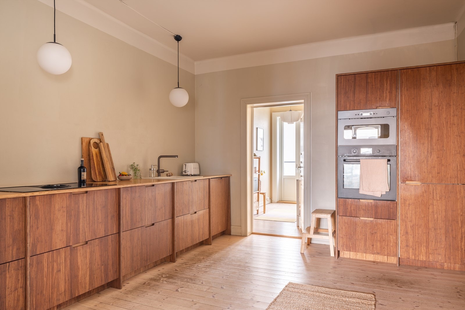 Innredningen har glatte fronter og heltre benkeplate med nedfelt komposittkum. Galleribilde