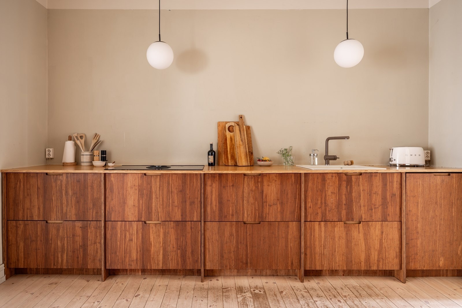 Boligen er jevnlig vedlikeholdt og betydelig oppgradert de senere årene, med blant annet påkostet kjøkken fra Ask og Eng levert i 2020 og et totalrenovert og utvidet baderom fra 2025. Galleribilde