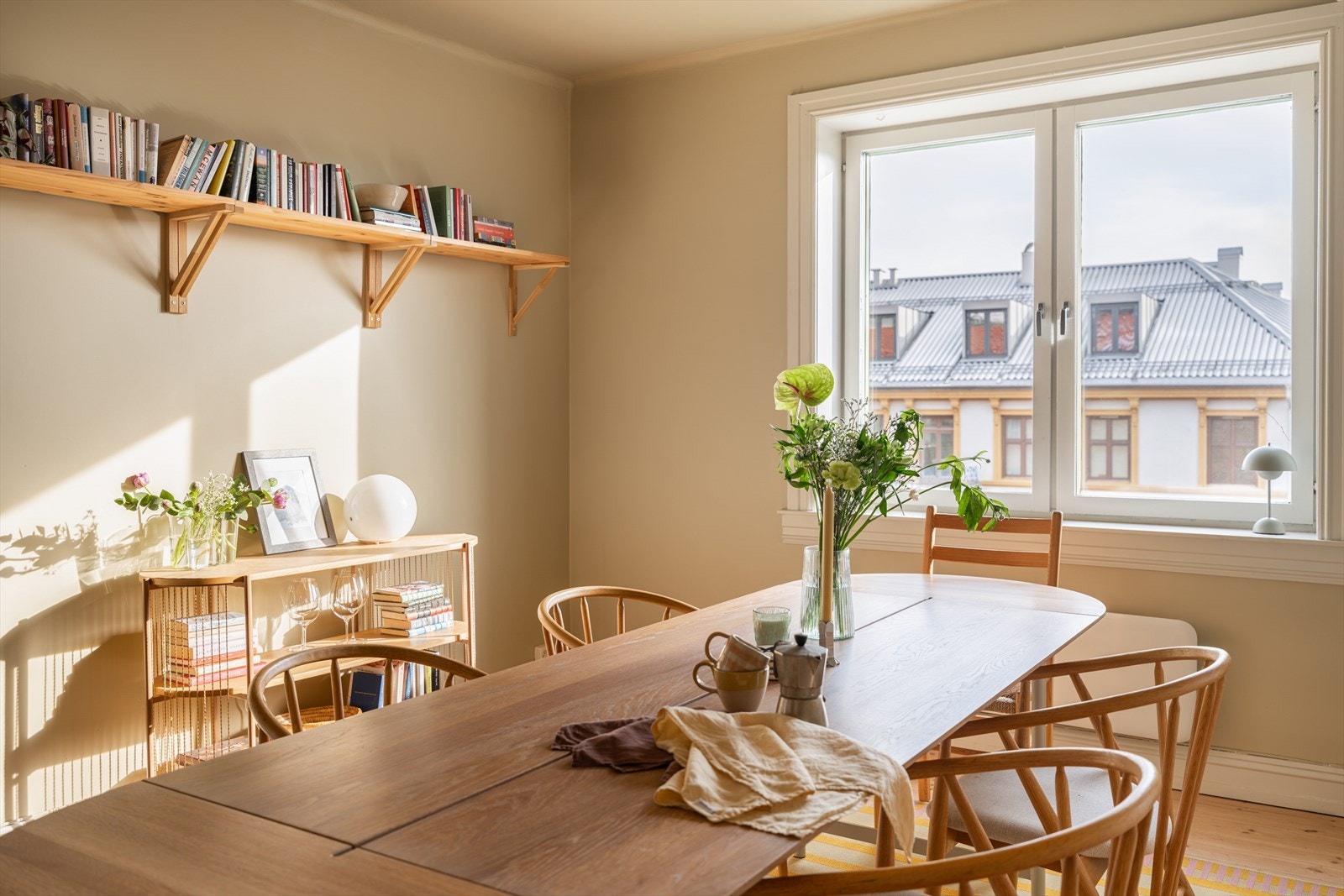 Leiligheten er malt i lyse og tidsriktige farger. Galleribilde