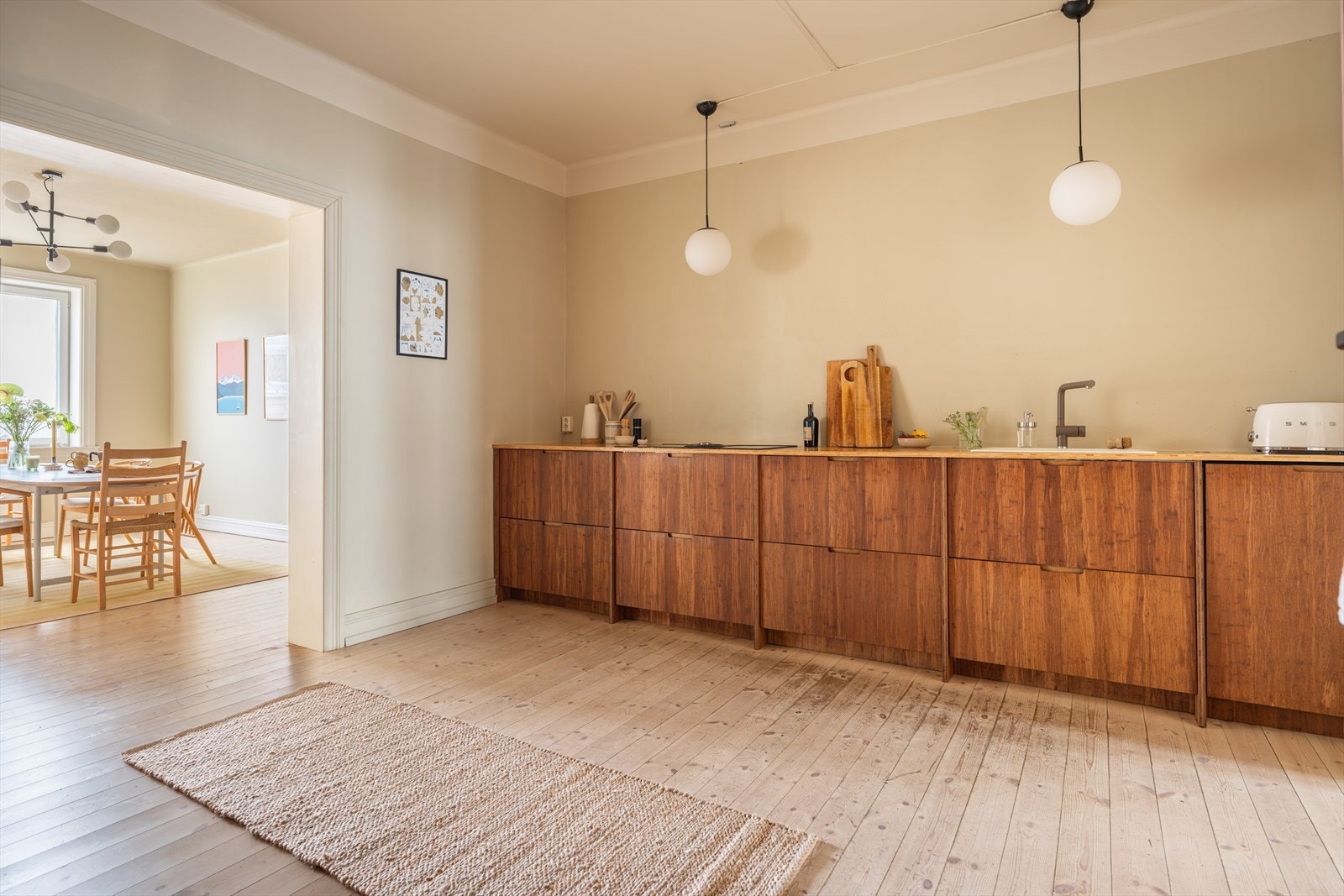 I tilknytning til stuen finner du et romslig og moderne kjøkken, med gjennomført og tidløst uttrykk Galleribilde