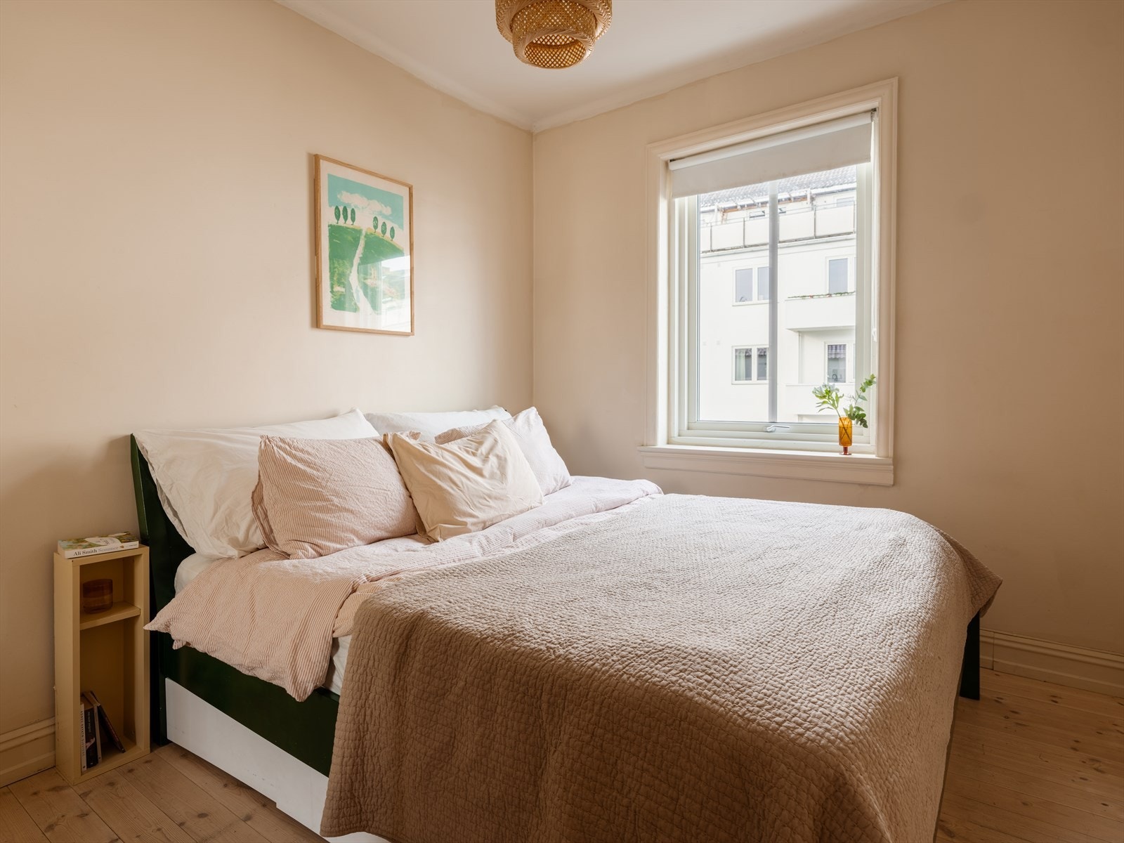 Leiligheten er innredet med to soverom, begge rolig plassert mot bakgård. Galleribilde