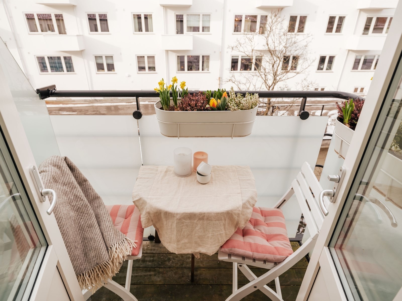 Nyt morgenkaffen i rolige og tilbaketrukne omgivelser. Galleribilde