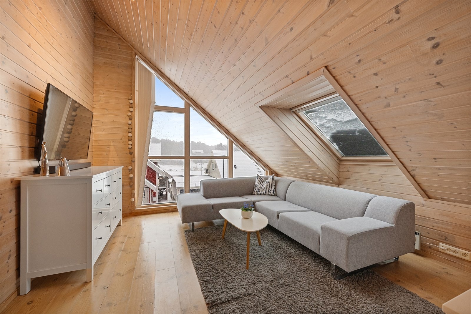 Loftstue med store vindu Galleribilde