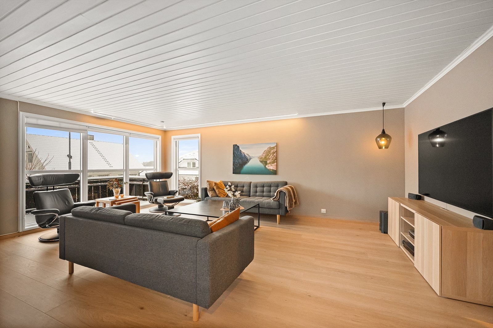 Stor stue med stor vindusflate. Nye gulv i hele stuen Galleribilde