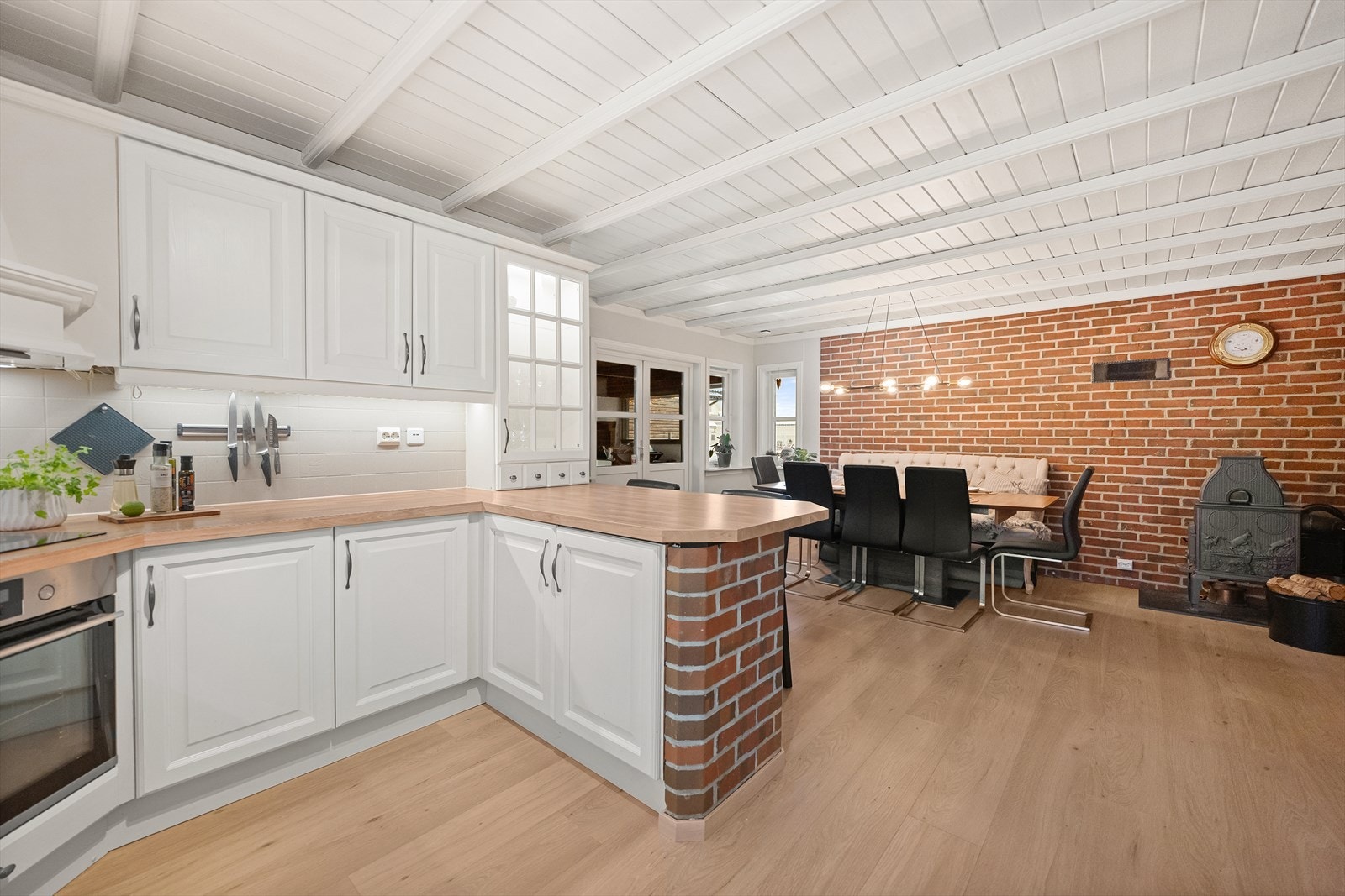 Et stort og tidsriktig kjøkken/allrom. Lyst, nye gulv og solid tegl Galleribilde