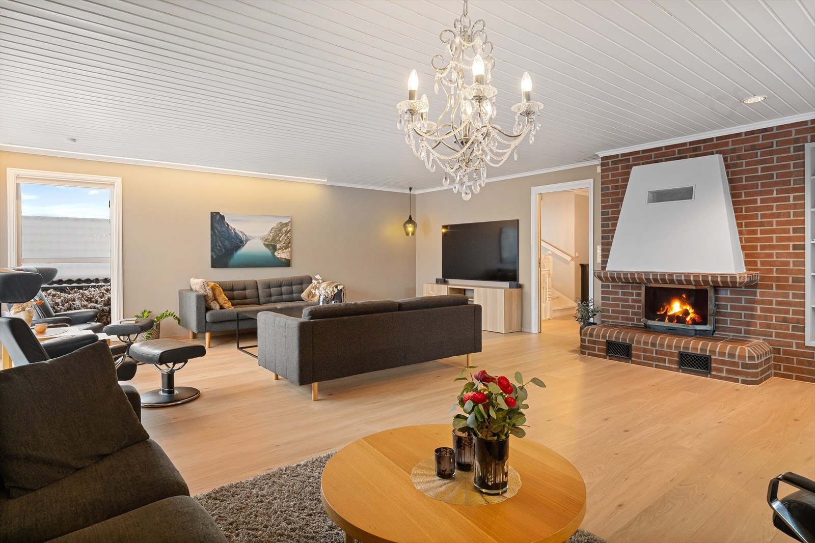 Flott ildsted midt i rommet bygget i tegl. Galleribilde