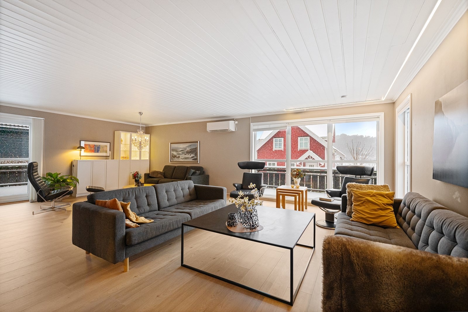 Meget stor stue med plass til flere sofagrupper og spisebord Galleribilde