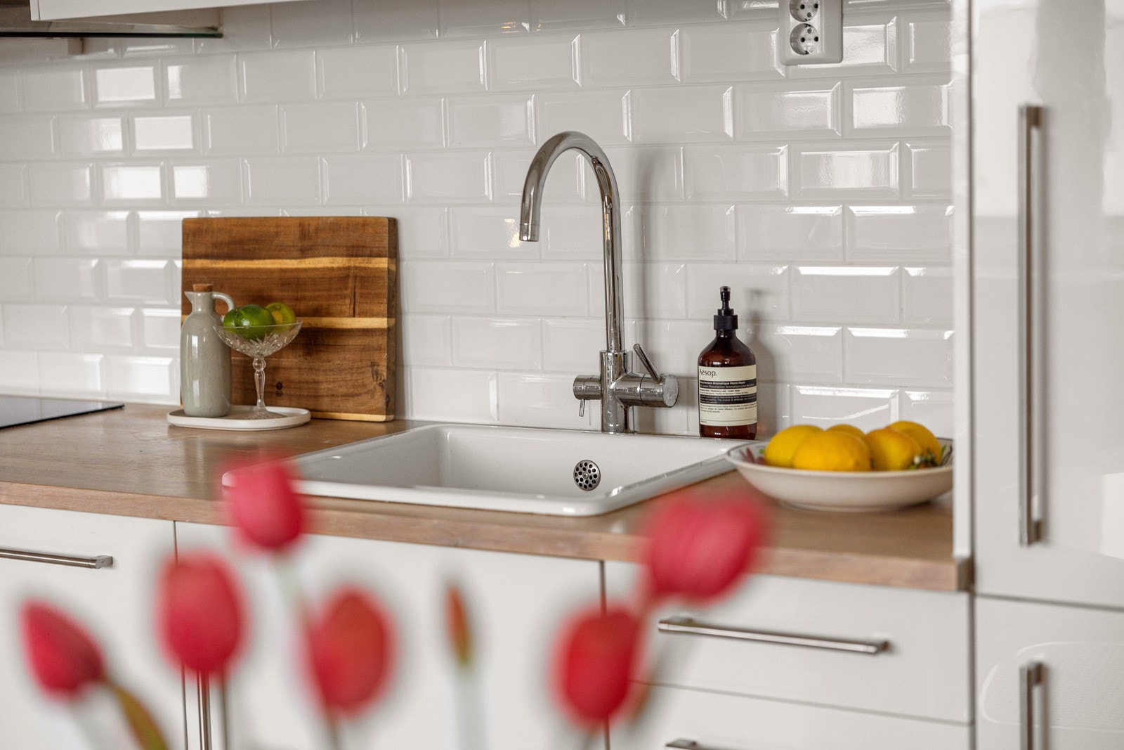 Kjøkkenet har blitt oppgradert i 2019 med ny benkeplate og nye fliser på vegg. Galleribilde