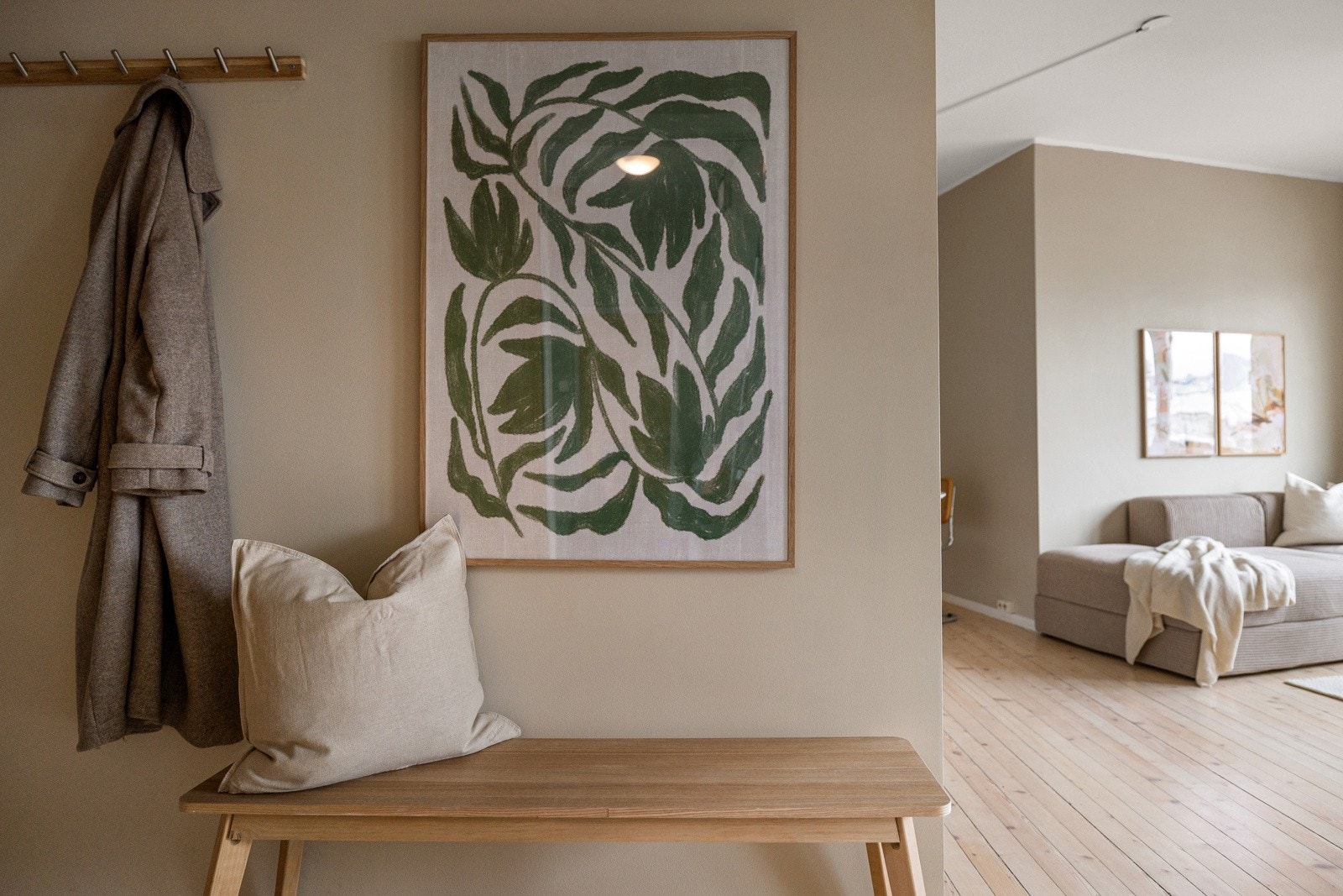 Her har du plass til å henge av deg yttertøy og sette fra deg sko. Galleribilde