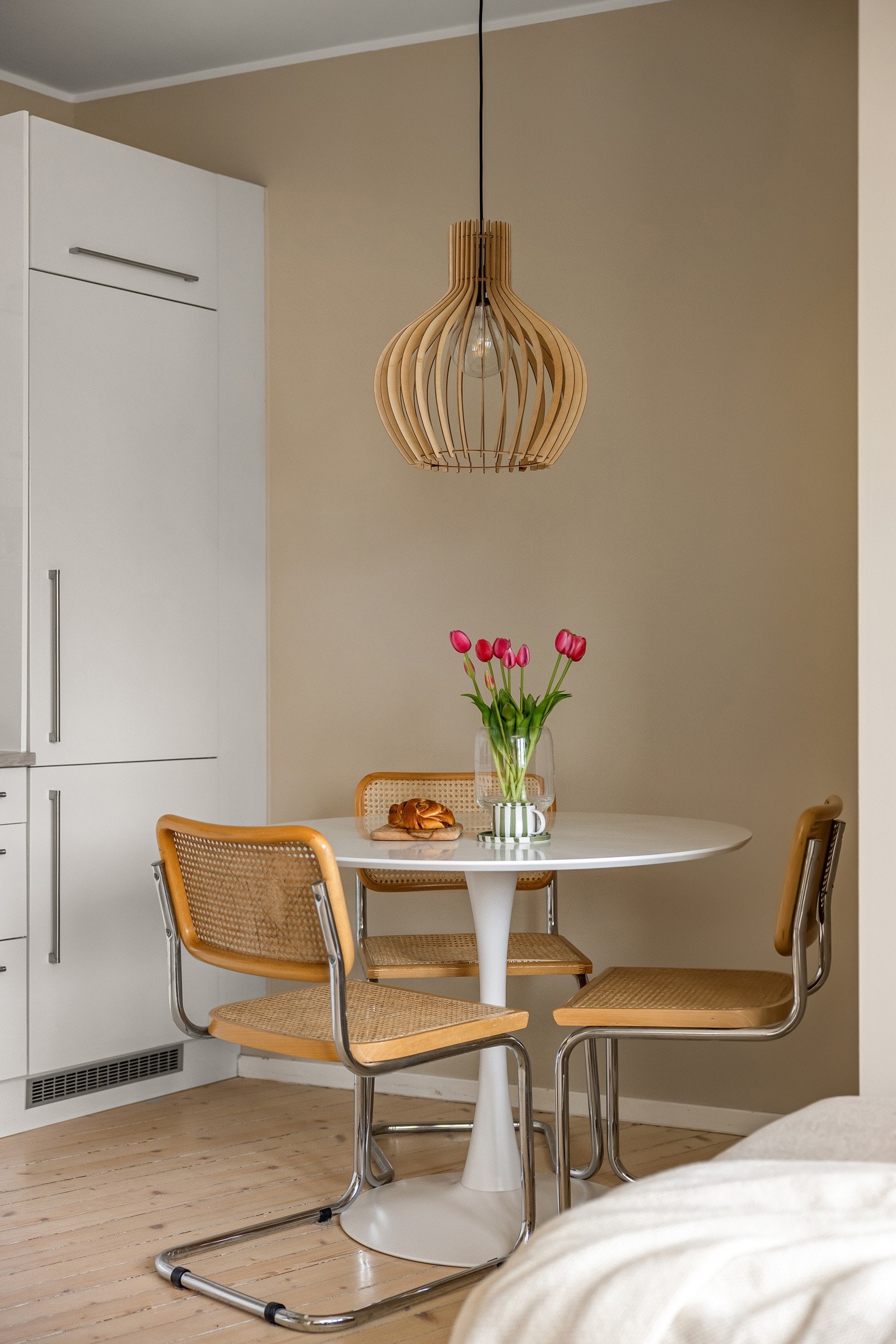 Varmtvann og fyring er inkludert i felleskostnadene, noe som er med på å redusere strømkostnadene. Galleribilde