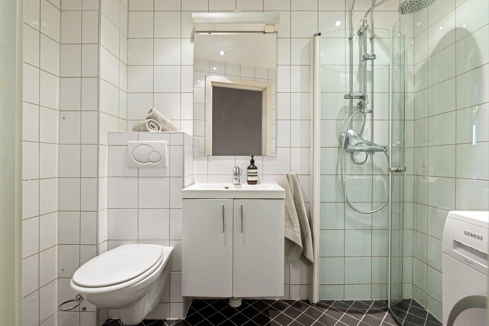 Tidløst, flislagt baderom med behagelig gulvvarme. Galleribilde