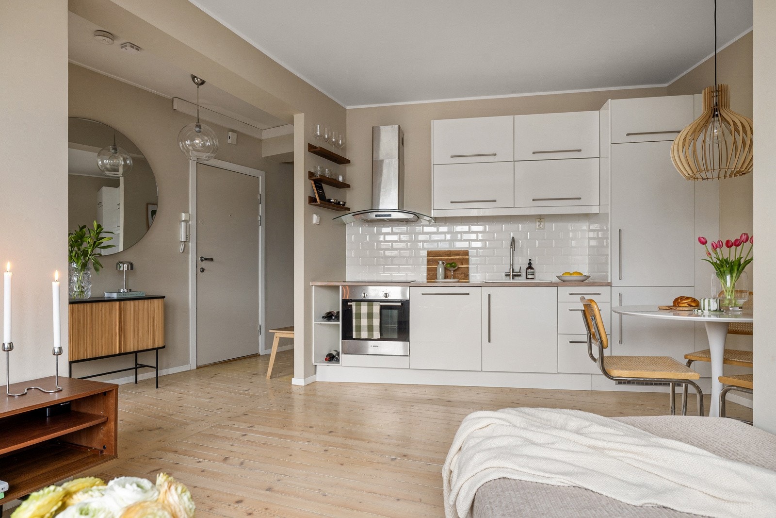 Kjøkkeninnredningen har lyse, slette fronter, samt en benkeplate av tre. Det er lagt fliser på veggen over benkeplaten som sørger for en enklere rengjøring. Galleribilde