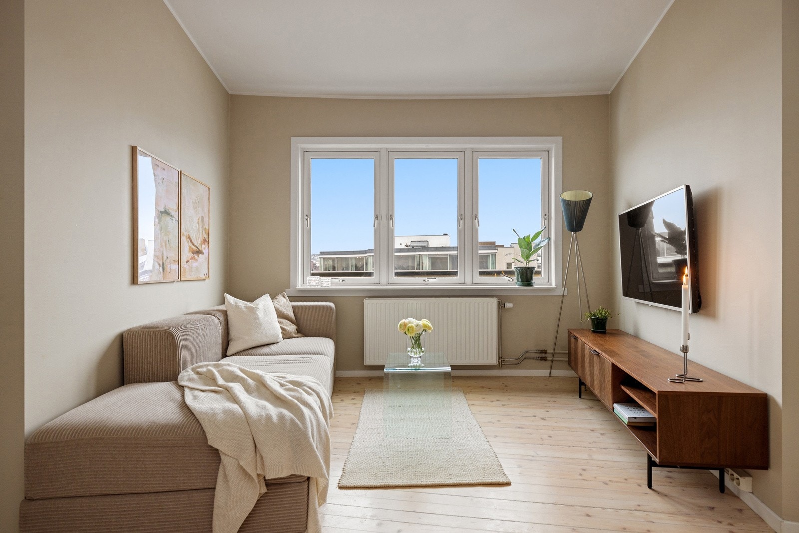 Leiligheten har store vindusflater som sammen med den gjennomgående planløsningen sørger for en lys og luftig atmosfære. Galleribilde