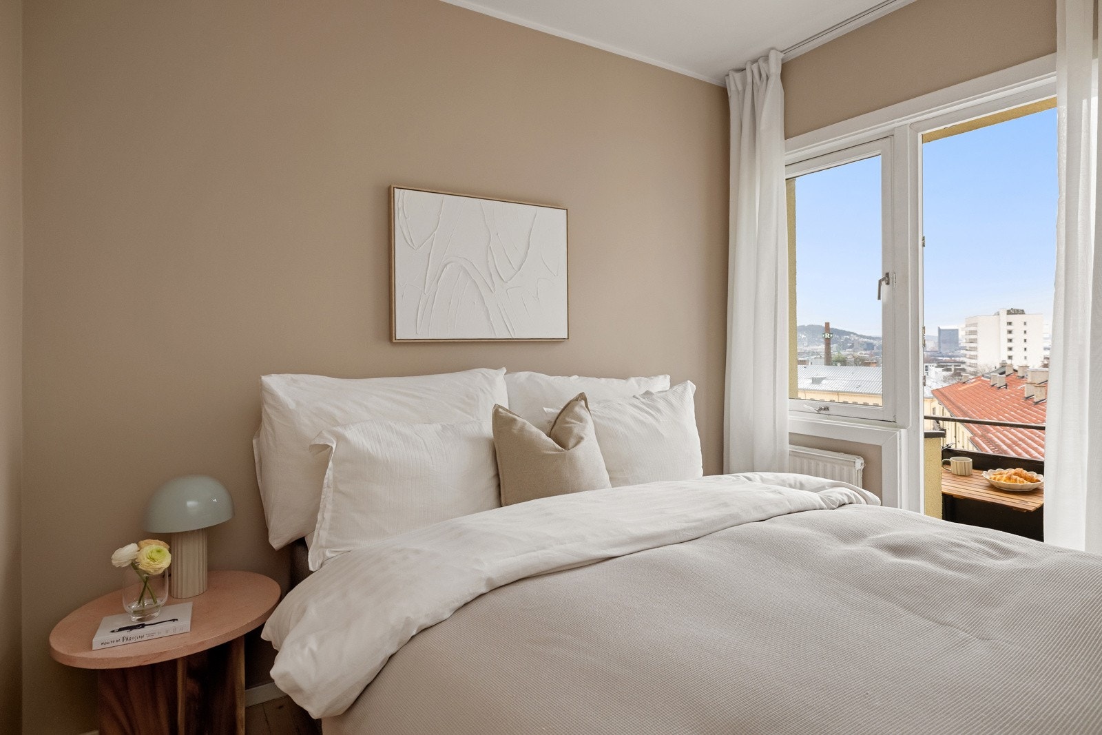 Hovedsoverommet er romslig og med god plass til dobbeltseng og tilhørende nattbord. Galleribilde