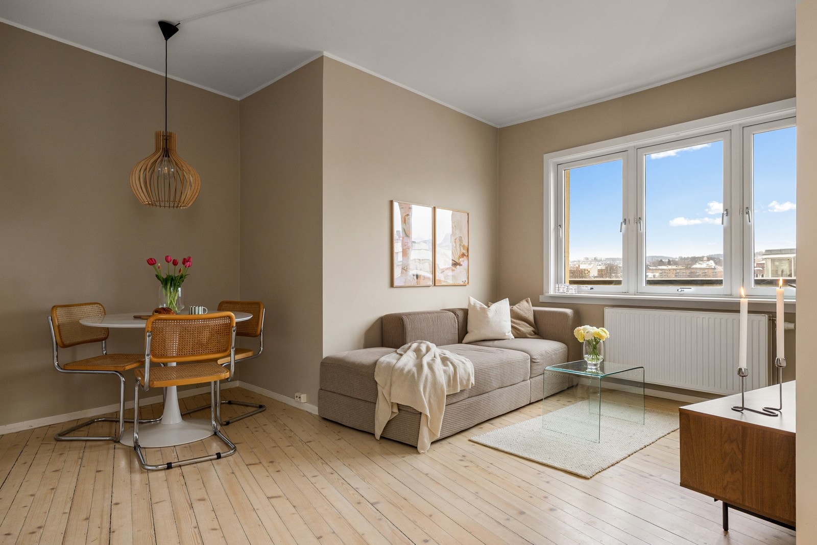 Stuen har god utforming med naturlig plass til både sofagruppe, spisebord og TV med tilhørende møblement. Galleribilde