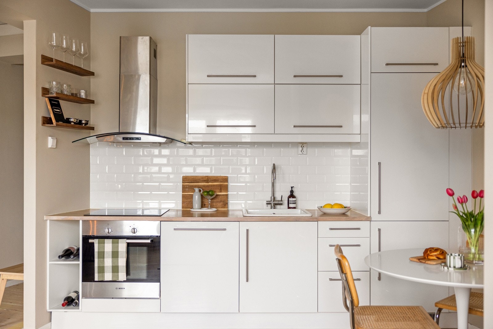 Stilrent kjøkken som ligger i en sosial og åpen løsning mot stue. Galleribilde