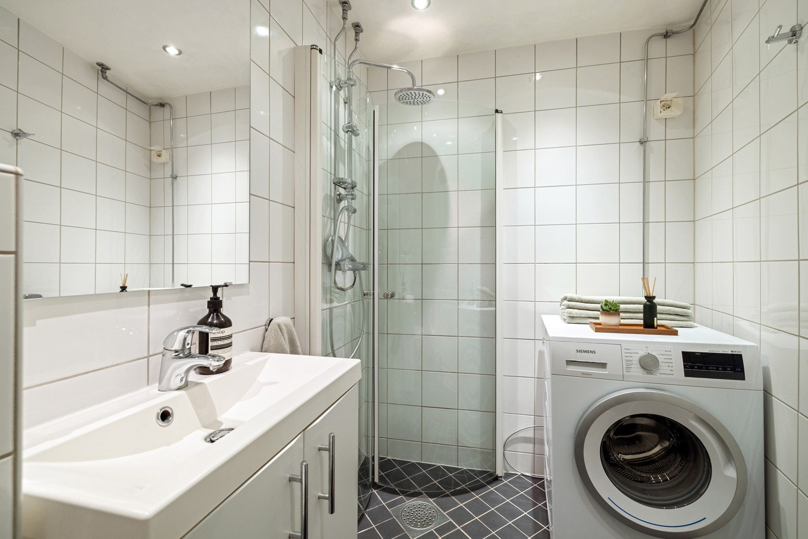 Det er der opplegg for vaskemaskin, så her har du alt du trenger på baderommet! Galleribilde