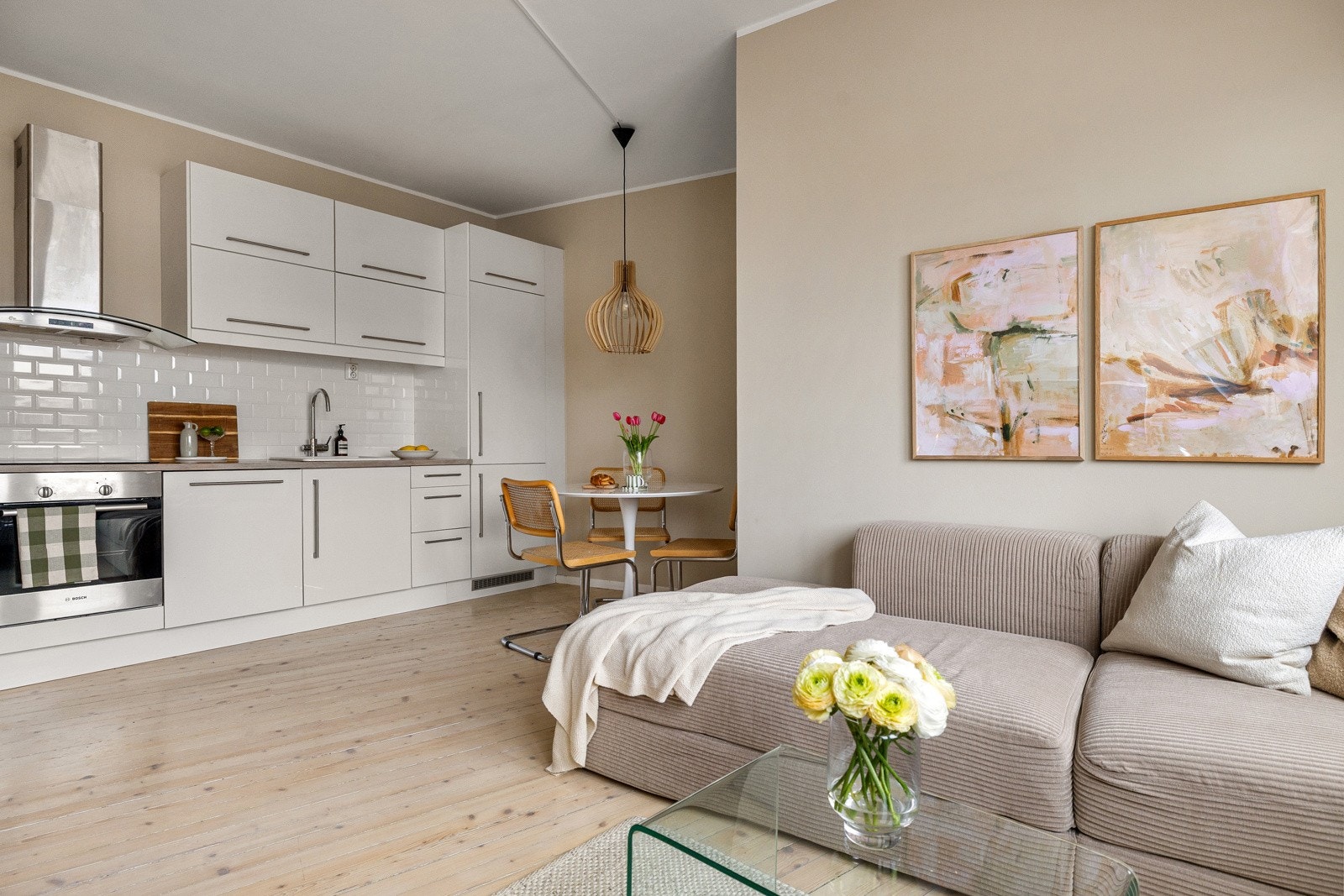 Boligen fremstår varm og harmonisk med veggoverflater som er malt i delikate fargevalg. Galleribilde