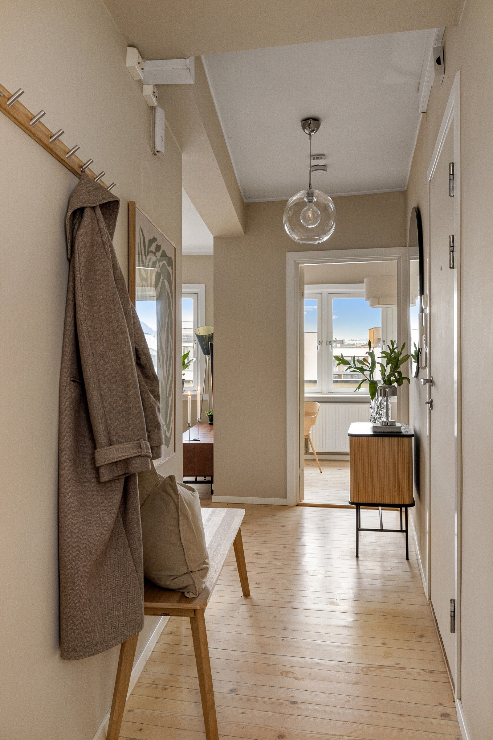 Det er adkomst via felles trappegang med heis. Oppgangen har callinganlegg. Galleribilde