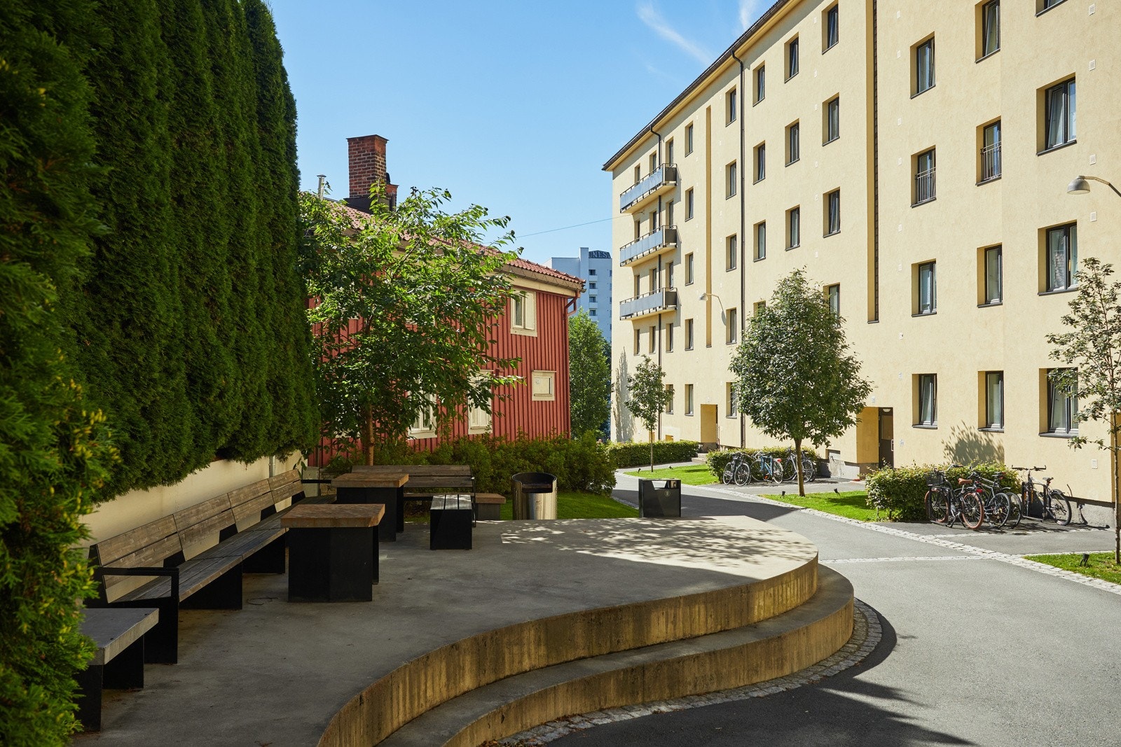 Fellesarealer er pent opparbeidet med blant annet asfalterte internveier, gressplen, trær, prydbusker og diverse beplantning. Galleribilde