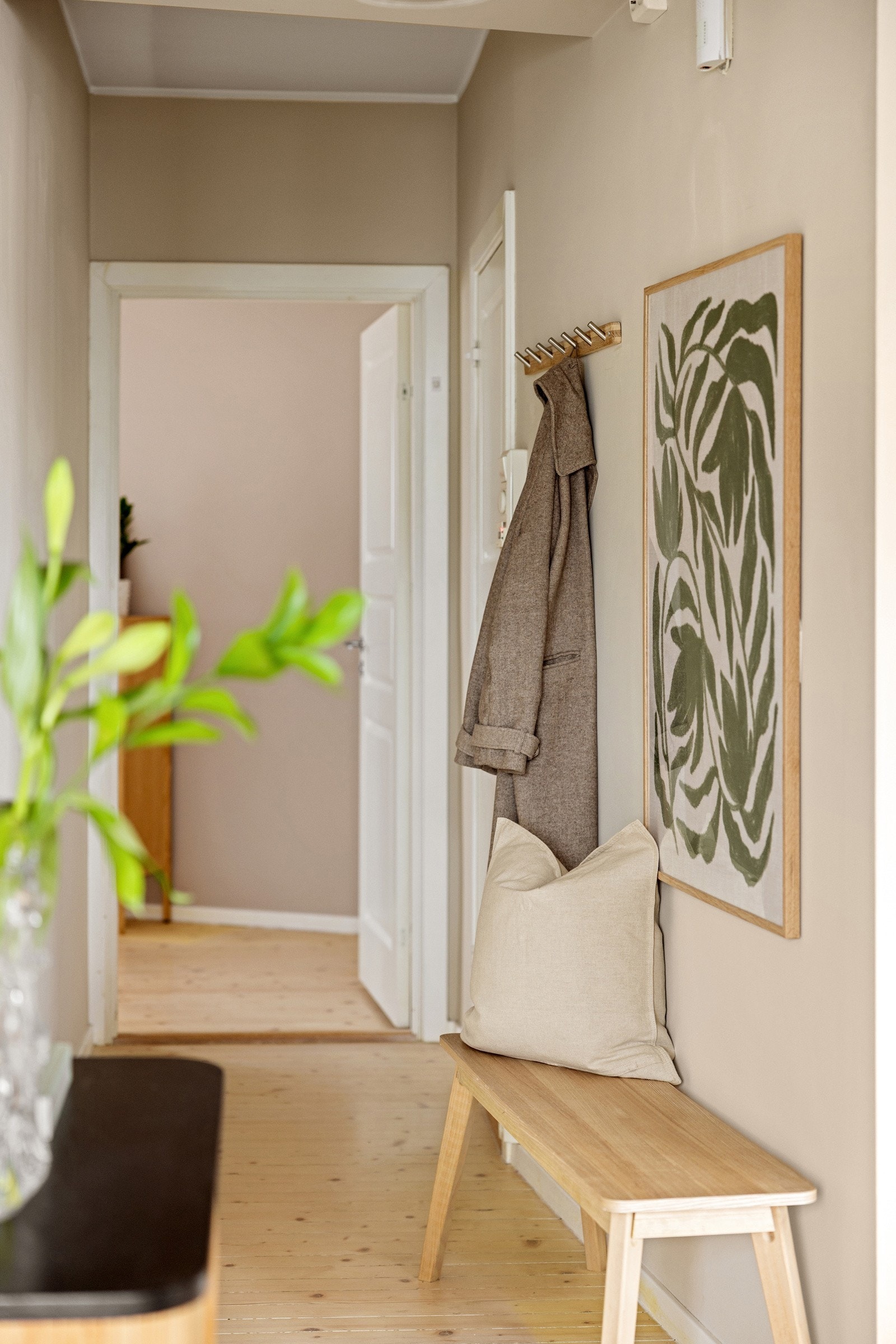 Du ønskes velkommen inn i en hyggelig og innbydende entré som gir et godt førsteinntrykk av boligen. Galleribilde