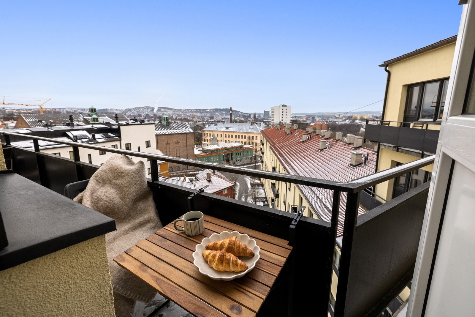 På brannbalkongene er det ikke tillatt med skillevegger eller gjenstander som kan hindre fri rømning. Galleribilde