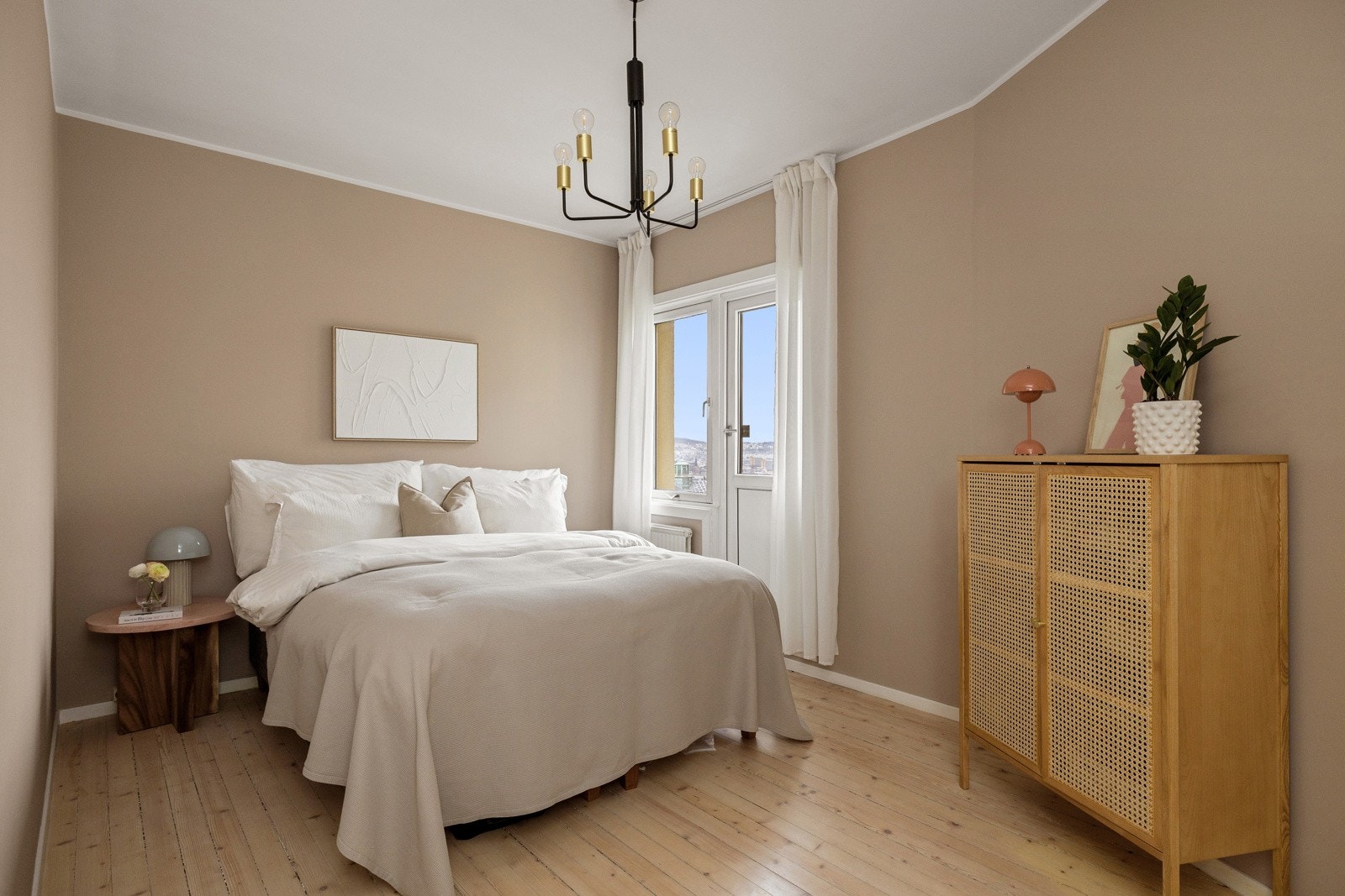 Boligen har to soverom som er malt i tidsriktige fargevalg. Galleribilde