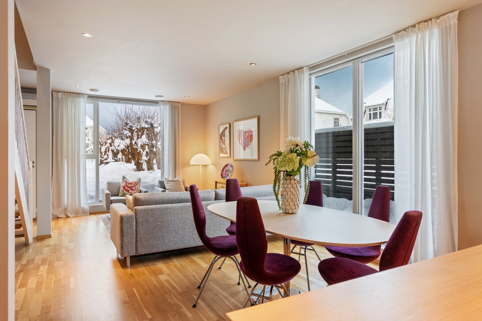 Herlig og åpen planløsning. Mellom kjøkken og allrom. Lyst og trivelig med store vinduer fra tak til gulv. Boligen har en praktisk og areal effektiv planløsning. Galleribilde