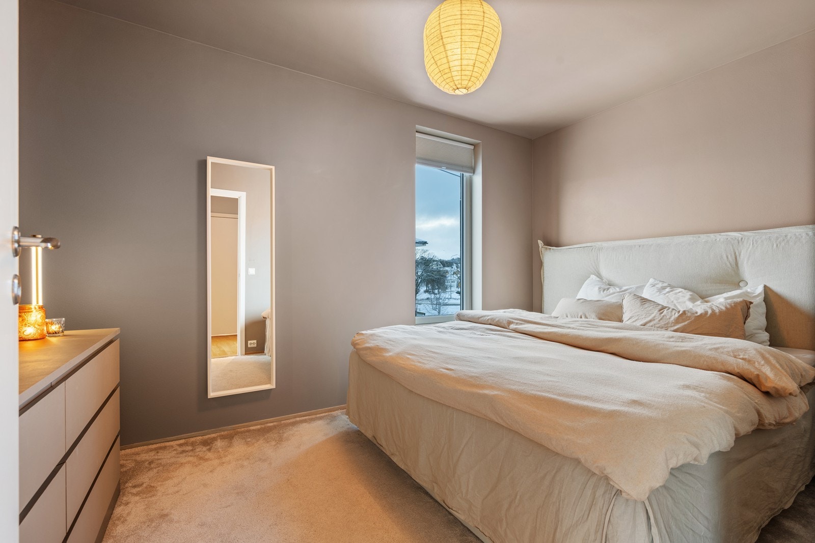 Soverom nr. 1. 2, etg. Lys og trivelig med direkte adkomst til walk-in- closet. Og videre til flott bad. Galleribilde