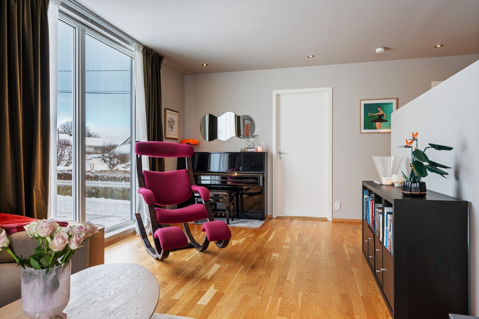 Trivelig stue i 2. etg. med med mange innrednings muligheter. Galleribilde