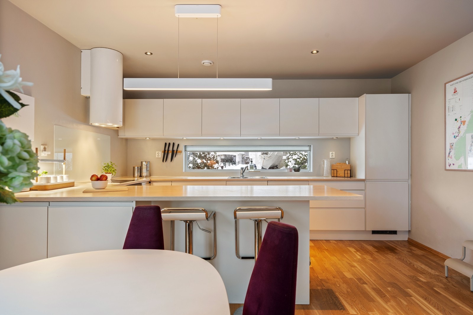 Allrom med Norema kjøkkeninnredning. Hvit innredning med god skap- og benkeplass, samt moderne barløsning. Siemens integrerte hvitevarer med bla. induksjonstopp og stilfull ventilator. Rikelig med led-downlights. Galleribilde