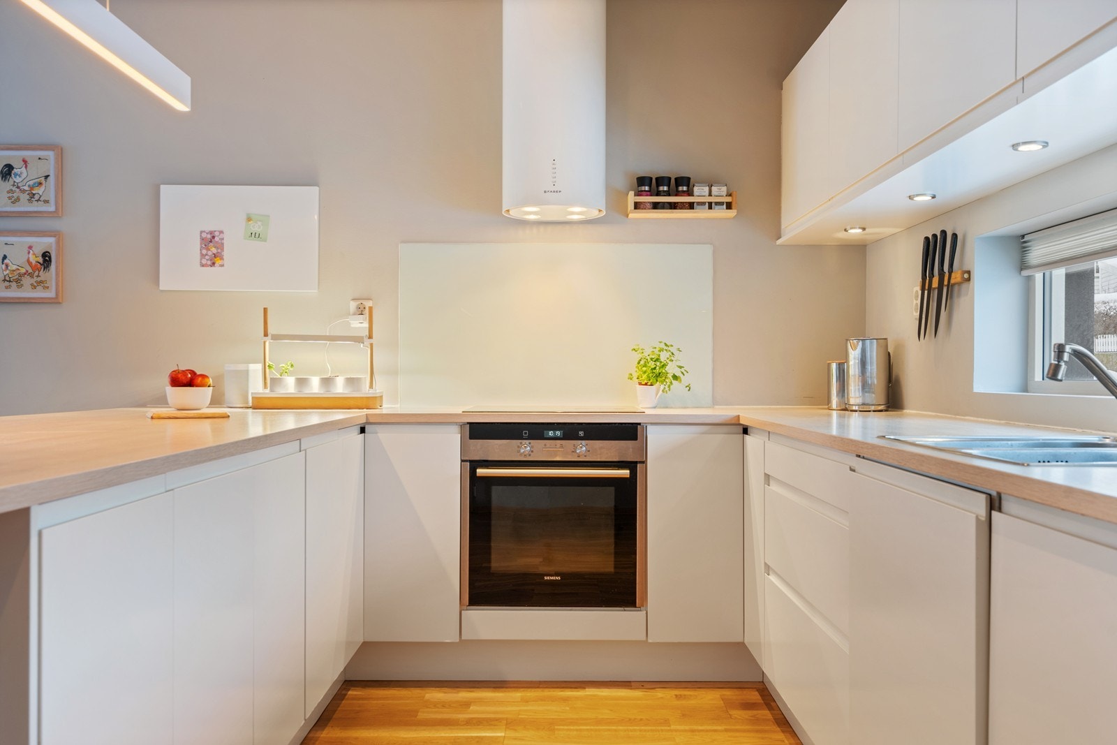 Flott kjøkkeinnredning, godt med skap og benkeplass. Åpen løsning til stue/allrom. En herlig sosial sone. Galleribilde