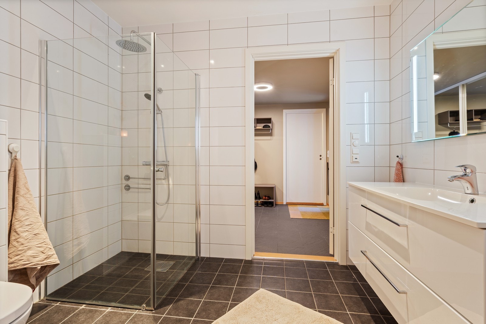 Bad 1. etg og videre til gang/hall. Galleribilde